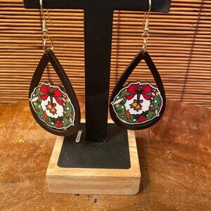 NWT Christmas Wreath Wooden Cut Out Pierced Dangle Earrings